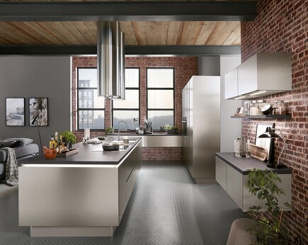 Durch die Ziegelwand kommt die INOX 216-Küche, im Look der Nachbildung von gebürstetem Stahl, ideal zur Geltung. Perfekt um so den den kühlen, klaren Industrial-Style in Ihrem Zuhause zu kreieren. Durch die Ziegelwand kommt die INOX 216-Küche, im Look der Nachbildung von gebürstetem Stahl, ideal zur Geltung. Perfekt um so den den kühlen, klaren Industrial-Style in Ihrem Zuhause zu kreieren.